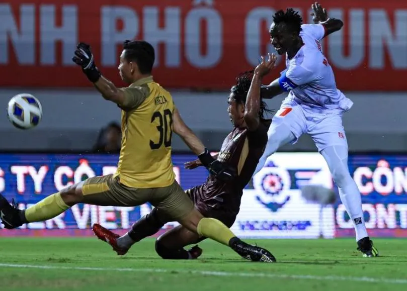 Joseph Mpande có pha dứt điểm cầu môn Arya của PSM Makassar. Ảnh: HOÀI THƯƠNG Hai-Phong-1.jpg