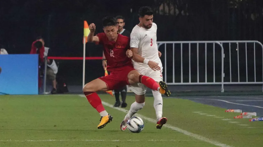 Tương tự Iran cũng bốn lần chọc thủng lưới Olympic Việt Nam. Ảnh:NAM TRUNG Vie-Ira.jpg