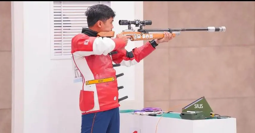 Putra Muhammad Sejahtera về trước xạ thủ Ngô Hữu Vương của Việt Nam ở nội dung súng trường 10m mục tiêu di động. Ảnh: CTP tong-sap-1.jpg
