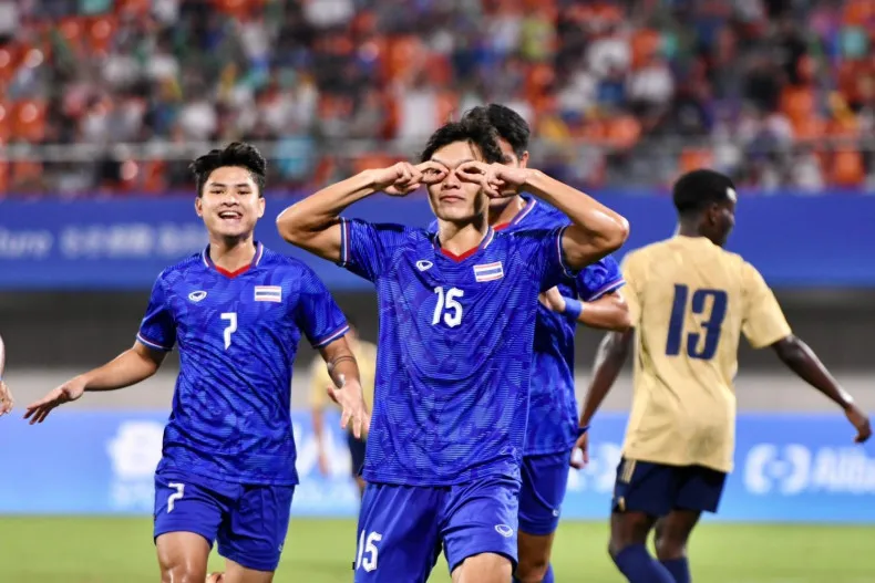 Olympic Thái Lan ăn mừng bàn thắng trong trận hòa Bahrain 1-1 ở vòng bảng. Ảnh: B.P Tuc tiu.jpg