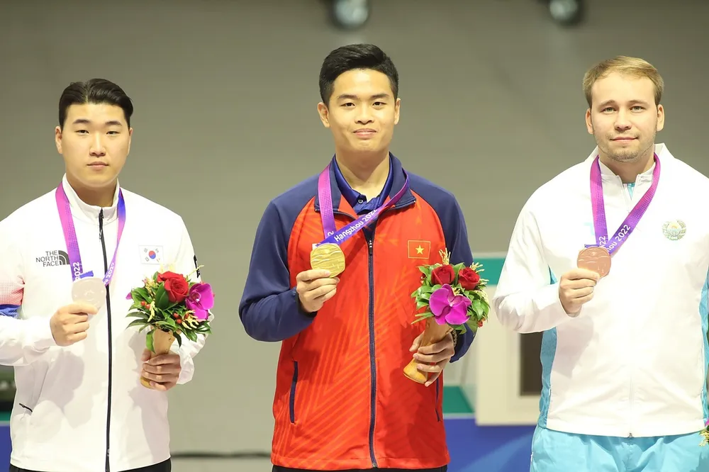 Phạm Quang Huy, Lee Woon-ho và Vladimir Vechnikov (Uzbekistan) trên bục nhận huy chương. Ảnh: CTP Quang-Huy.jpg