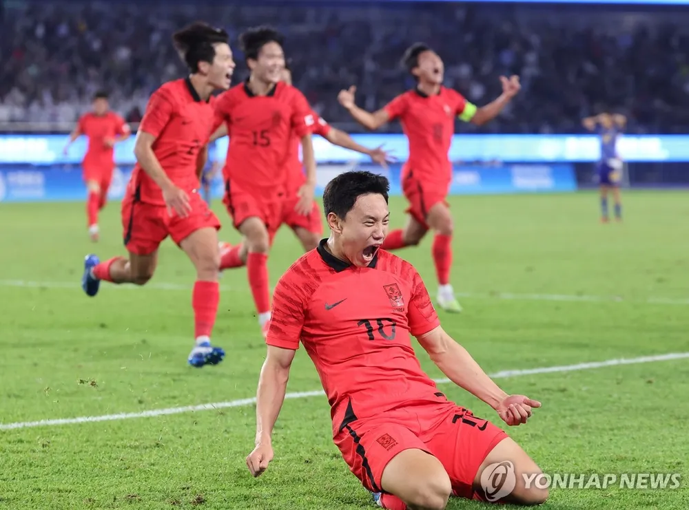 Cho Young-wook kết liễu bằng bàn thắng phút 56 cho Hàn Quốc. Hat-trick-1.jpg