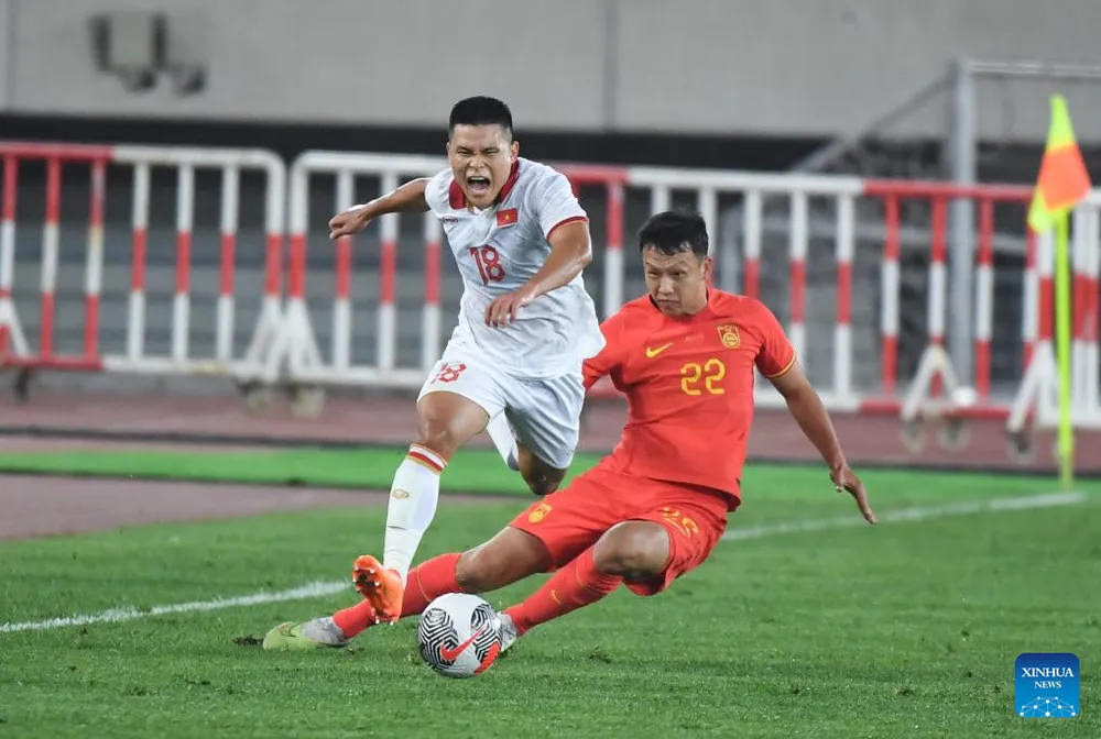 Tuấn Hải trong một pha đi bóng. 1.jpg