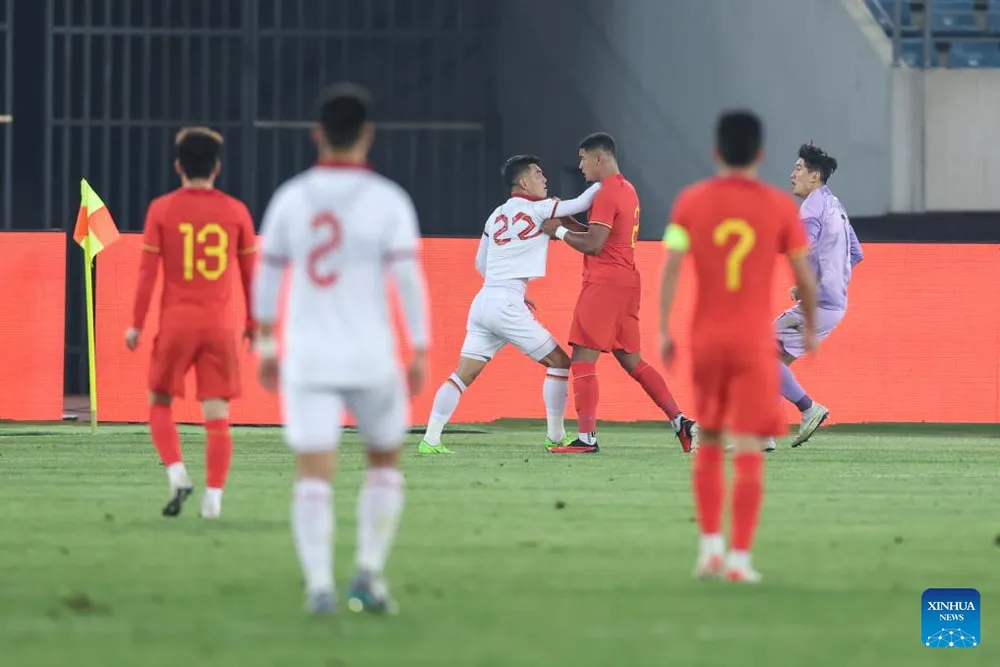 Tiến Linh có pha va chạm với trung vệ nhập tịch Trung Quốc có tên Jiang Guangtai và nhận thẻ đỏ. 11.jpg