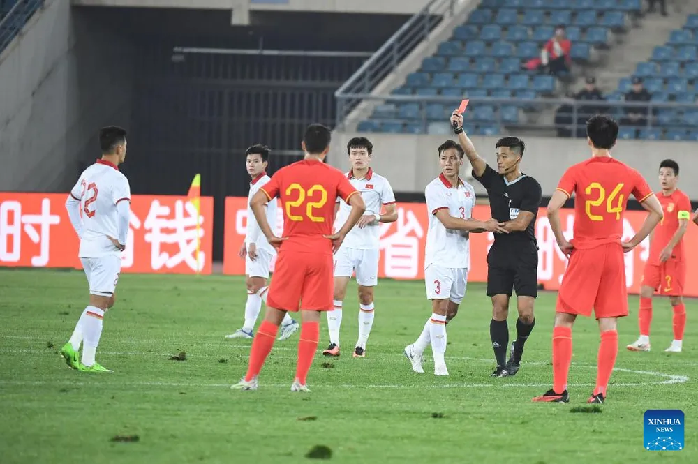 Sau khi tham khảo VAR, trọng tài rút thẻ đỏ Tiến Linh (22) linh-1.jpg