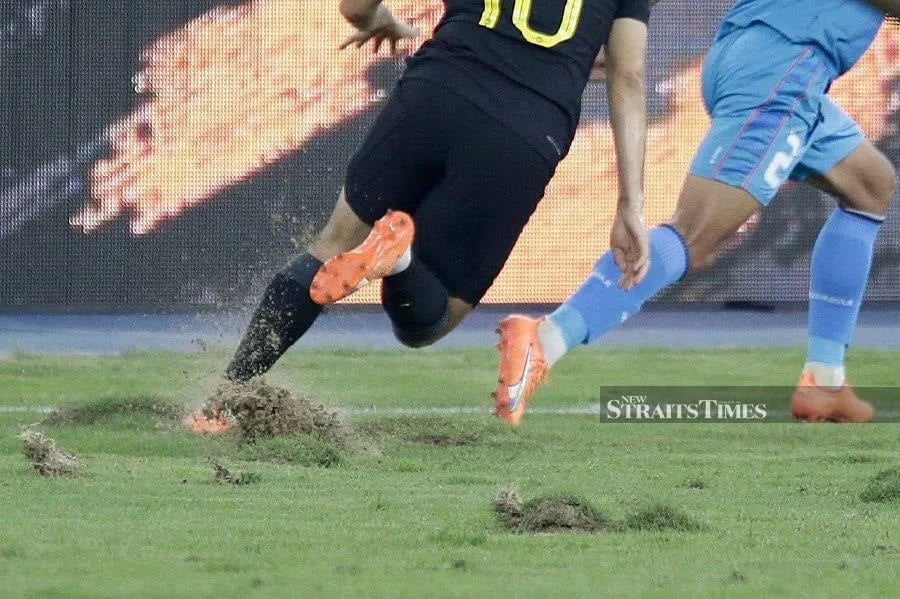 Mặt sân Bukit Jalil bong tróc tạo "ổ gà", "ổ voi" chỉ trong hiệp 1 trận Malaysia-Ấn Độ. nem-da-7.jpg