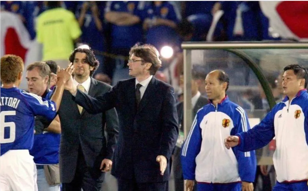 HLV Troussier giúp Nhật vô địch châu Á 2000. Ảnh: AFC Troussier.jpg