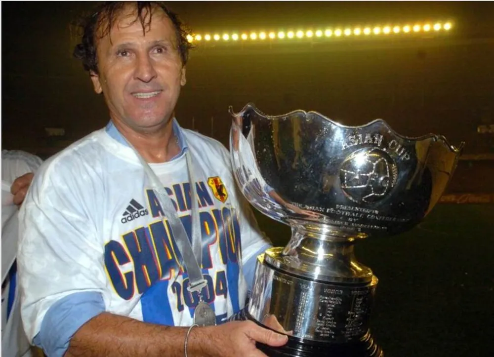 Zico cũng giúp Nhật bảo vệ thành công ngôi vô địch 4 năm sau. Ảnh: AFC Troussier-3.jpg