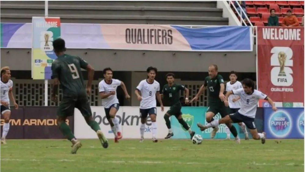 Campuchia (áo trắng) thua Pakistan 0-1 ở lượt về và tan vỡ giấc mơ vào giai đoạn 2. Ảnh: AFC ve-1.jpg