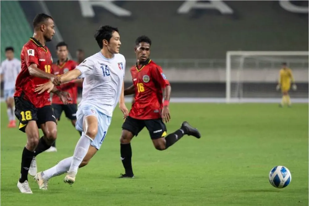 Đông Timor (áo đỏ) thua Đài Loan 0-7 sau hai lượt. Ảnh: AFC ve-3.jpg