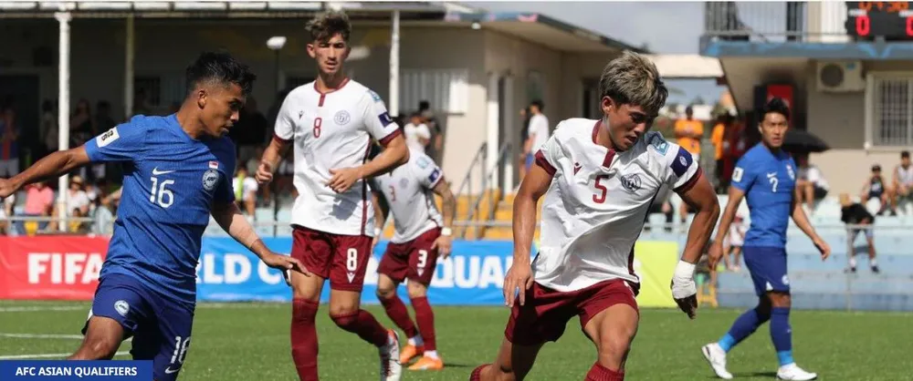 Singapore (xanh) cũng giành quyền vào giai đoạn 2 khi thắng Guam 3-1. Ảnh: AFC Ve.jpg