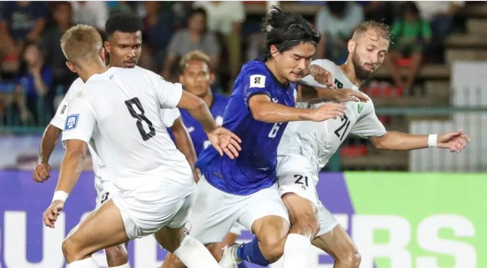 Lượt đi trên sân Olympic, Campuchia (áo xanh) không thắng được Pakistan để đối thủ cầm hòa 0-0, lượt về Campuchia "quỵ" ở Islamabad 0-1. Ảnh: K.T indo-2-2507-6144-2748.jpg