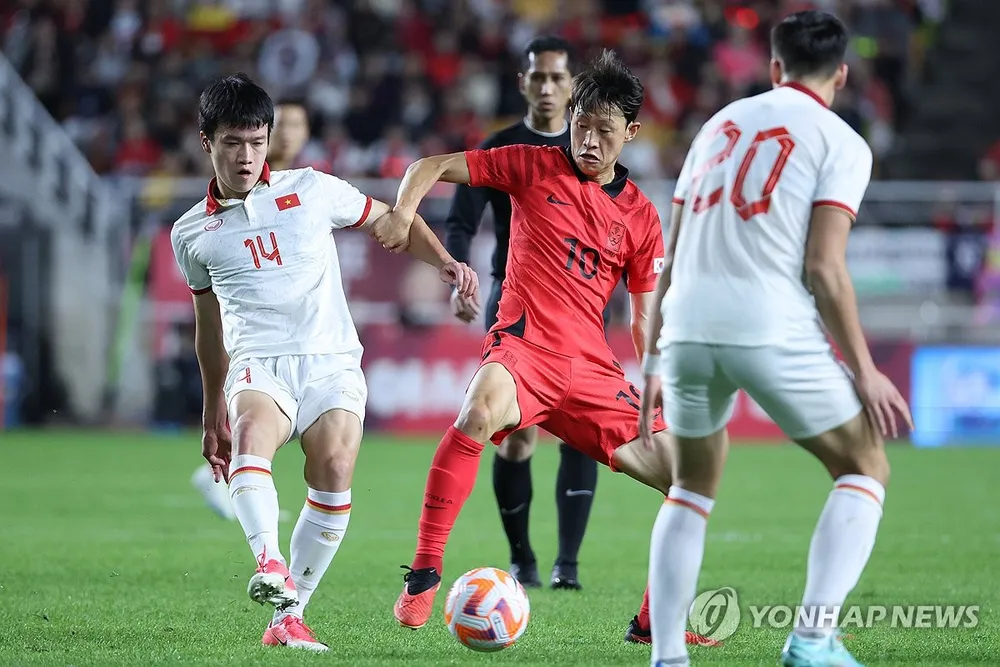 Hoàng Đức trong pha tranh chấp cùng Lee Min-jae. Ảnh: Yonhap News ky-luc.jpg