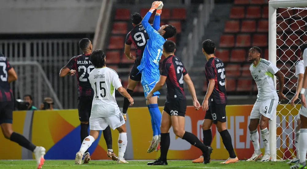 Bangkok Utd (áo sậm đỏ-đen) trong trận đánh bại Jeonbuk Hyundai Motors 3-2. Ảnh: AFC Jeonbuk.jpg