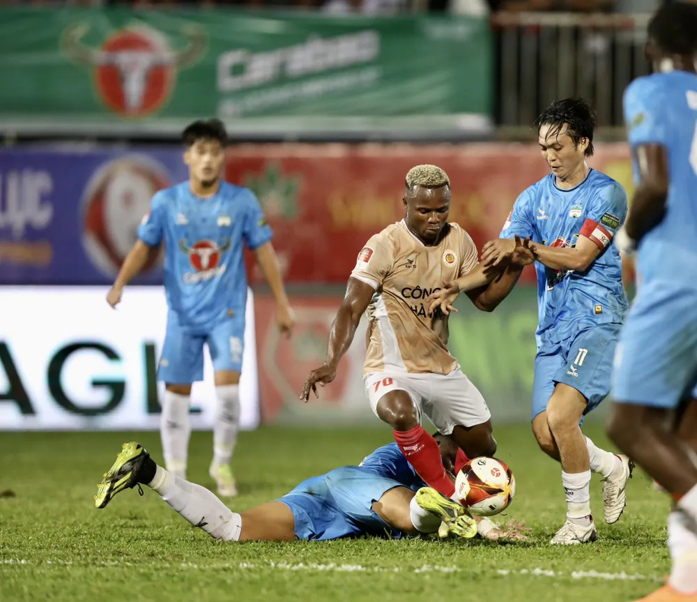 Trên sân nhà Pleiku, HA Gia Lai thua nhà đương kim vô địch CA Hà Nội 0-3. Ảnh: ANH MINH HA GL.jpg