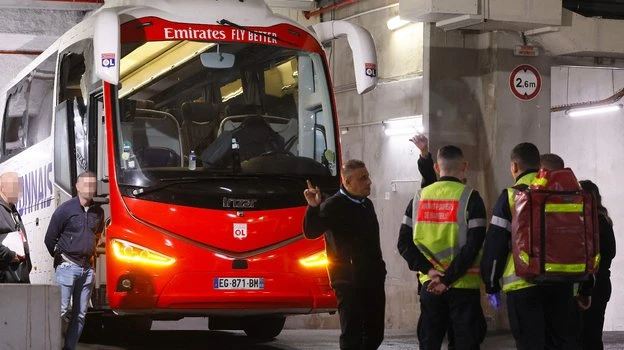 Chiếc xe buýt bị tấn công từ hai bên hông vỡ kiếng. Ảnh: S.E Bus-.jpg