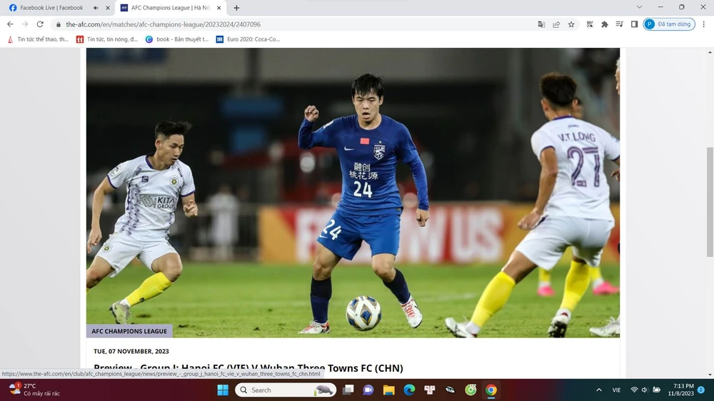 Viết Long trong pha tranh chấp với cầu thủ của Wuhan Three Towns. Ảnh: AFC wuhan-1.jpg
