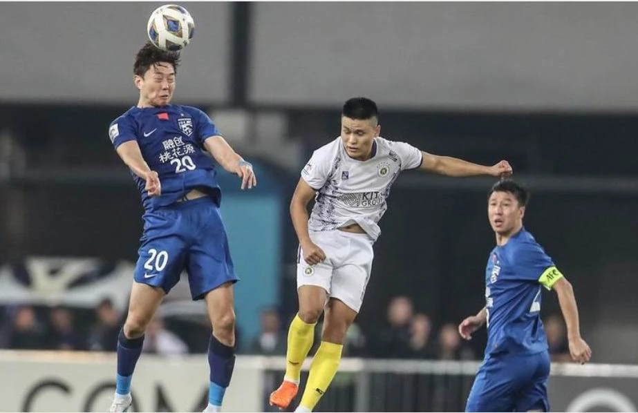 Tuấn Hải (giữa) có cú đúp giúp Hà Nội FC đánh bại Wuhan Three Towns 2-1. Ảnh: AFC Wuhan- HN FC.jpg