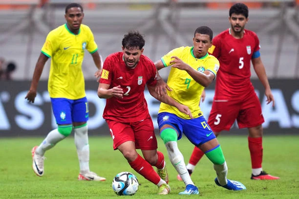 U-17 Iran có cuộc lội ngược dòng thần kỳ để đánh bại đàn em Neymar 3-2. Ảnh: Getty Brazil-Iran.jpg