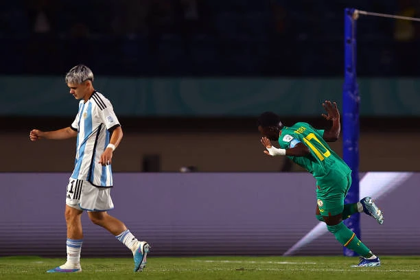 Amara Diouf ăn mừng bàn thắng trong sự thất vọng của cầu thủ Argentina. Ảnh: Getty Senegal-Argentina-World Cup U-17-3.jpg