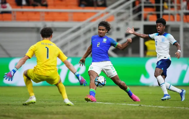 Thua Brazil nhưng "tam sư trẻ" vẫn lên ngôi nhất bảng C. Ảnh: Getty Brazil-Anh-2.jpg