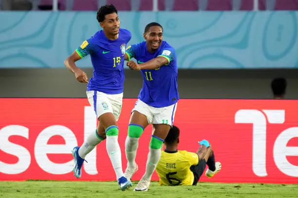 Brazil (áo xanh) đánh bại Ecuador 3-1 vào tứ kết. Ảnh: Getty Brazil-Ecuador.jpg