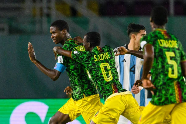 Ibrahim Diarra ăn mừng bàn thắng mở điểm ngay phút thứ 9. Ảnh: Getty Argentina-Mali-2.jpg