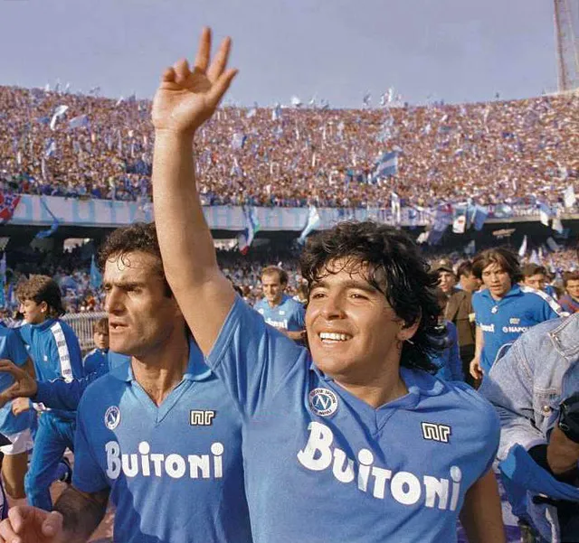 Maradona trong màu áo Napoli. Ảnh: Getty maradona-1-9836.jpg