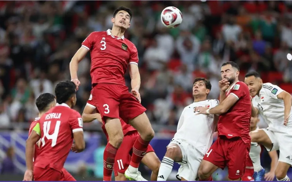 Elkan Baggott (3, Indonesia) bật cao không chiến với cầu thủ Iraq. Ảnh: Getty Indo-Iraq.jpg