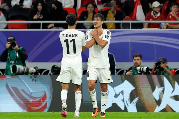 Zidane chia vui cùng đồng đội Mohanad Ali. Ảnh: Getty Ino-Iraq-2.jpg