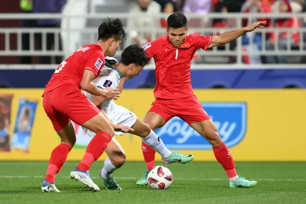 Thanh Bình (6) thực hiện hàng loạt hành vi phạm lỗi trong vùng cấm bằng việc níu lưng áo Rafael Struick. Ảnh: Getty thanh-binh-1.jpg