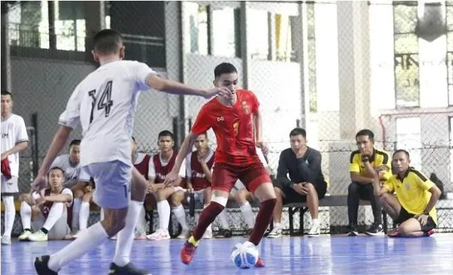 Tuyển Myanmar (đỏ) trong trận thua Bintang Timur Surabaya 1-11. Ảnh: AFF Tuyen-Myanmar-1.jpg