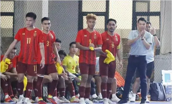 Thầy trò HLV Bunlert Charoenwong xác định tranh vé nhì bảng A vào tứ kết Asian Cup 2024 cùng với tuyển Việt Nam. Ảnh: AFF Tuyen-Myanmar.jpg