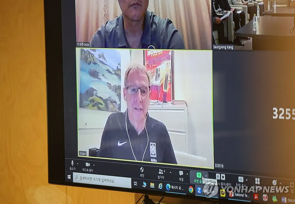 Klinsmann tham gia cuộc họp trực tuyến từ Mỹ - Copy.jpg