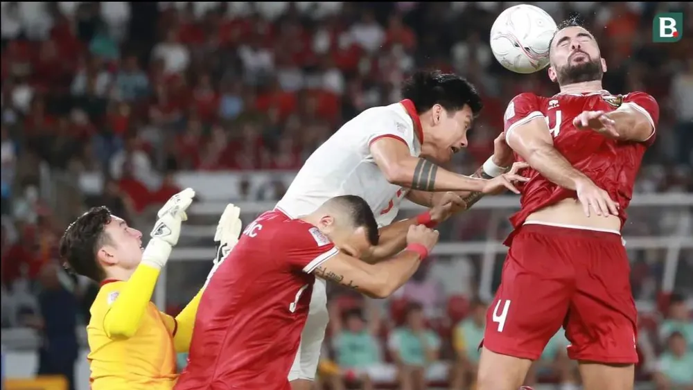 Đoàn Văn Hậu và Đặng Văn Lâm trong một cuộc chạm trán với Indonesia, bây giờ cả hai đều vắng mặt. Ảnh: Bola Van Hau vs Jordi Amat.jpg