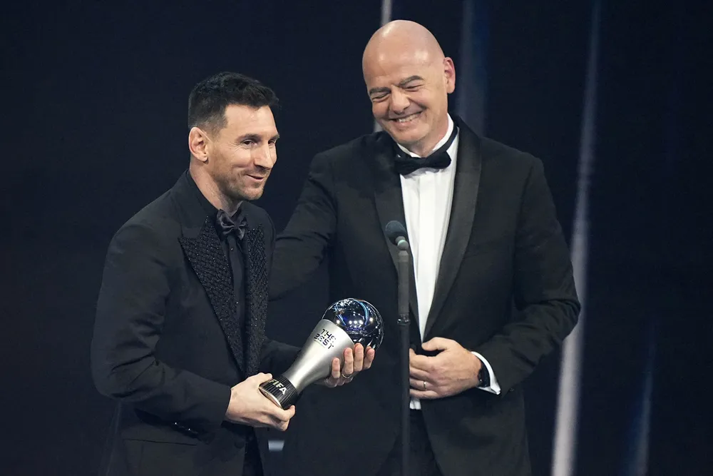 Sau đó Messi nhận giải thưởng FIFA The Best 2023. Ảnh: FIFA Hoang-Duc-Messi.jpg