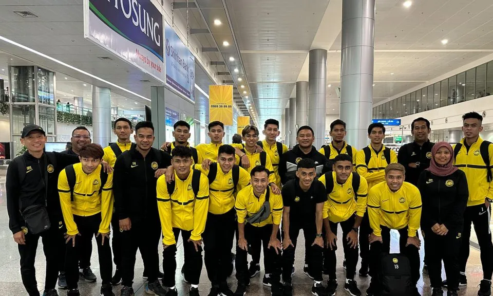 Đoàn đội tuyển Futsal Malaysia đến VN làm "quân xanh" có 16 tuyển thủ. Ảnh: CTP VN-Ma-2.jpg