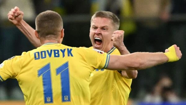 Zinchenko và đồng đội trong màu áo tuyển Ukraine. Ảnh: AFP Zinchenko.jpg
