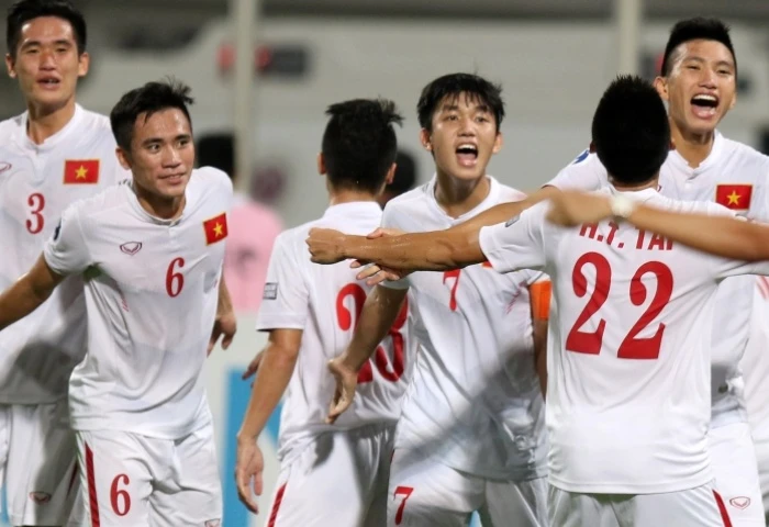 Những gương mặt rạng rỡ của U-19 VN khi đánh bại chủ nhà Bahrain ở tứ kết giành vé đi World Cup U-20 năm 2017. Ảnh: AFC U-19 VN.jpg