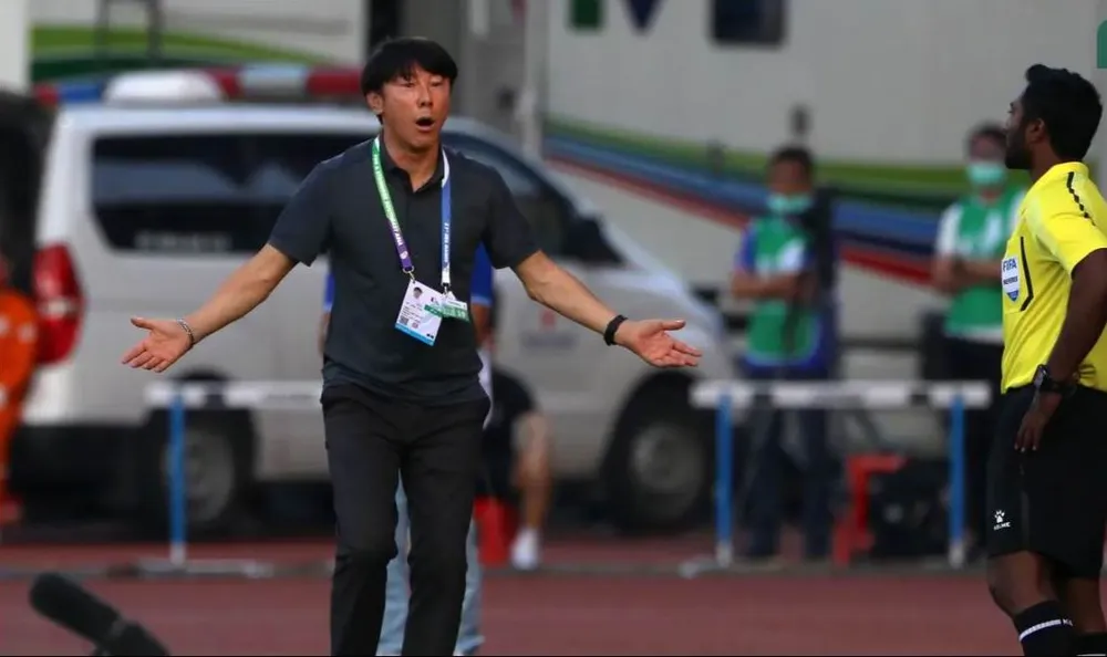 HLV Shin Tae-ying gào thét khi trọng tài tham khảo VAR và chỉ tay vào chấm 11m. Ảnh: Bola Qatar-Indo-1.jpg