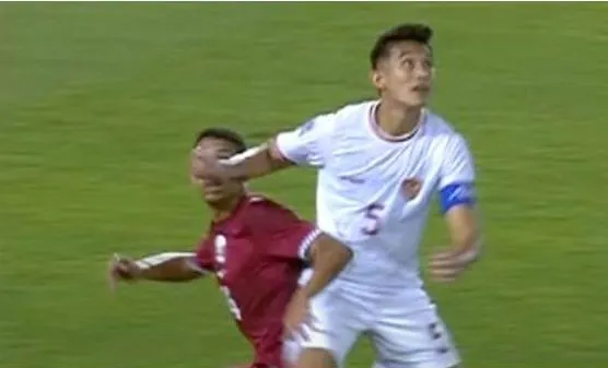Cái tay của đội trưởng Ridho cố tình vung vào mặt Al Majaba. Ảnh: Trích từ clip. VAR