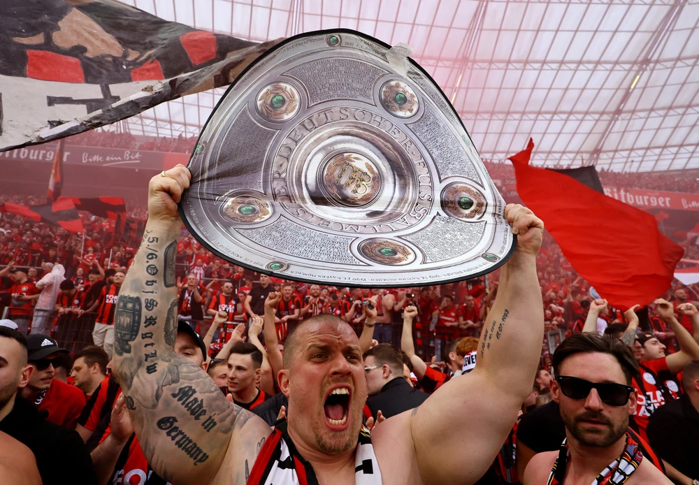 Fan Leverkusen ăn mừng với chiếc đĩa bạc Bundesliga tự chế. Ảnh: Sport-Express. Vua.jpg