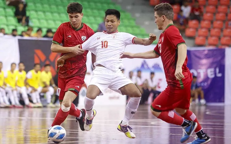 Tuyển Myanmar (trắng) trong trận giao hữu với Afghanistan. Ảnh: M.T Futsal-Myanmar-1.jpg