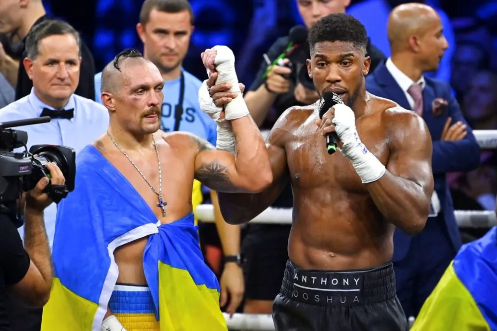 Usyk (trái) trong trận đánh bại Anthony Joshua. Ảnh: T.N Oleksandr-Usyk-Anthony-Joshua-1024x683.jpg