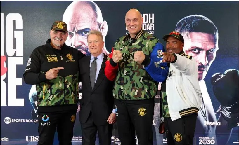 Từ trái sang: Ông John Fury (bố của Tyson), ông bầu Warren của Tyson, Tyson và HLV Sugarhill Steward. Ảnh: T.N On-1.jpg