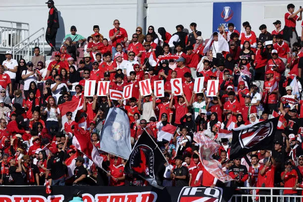 Fan của Indonesia đến sân rất đông cổ vũ thầy trò HLV Shin Tae-yong. Ành: Getty Indo-pic.jpg