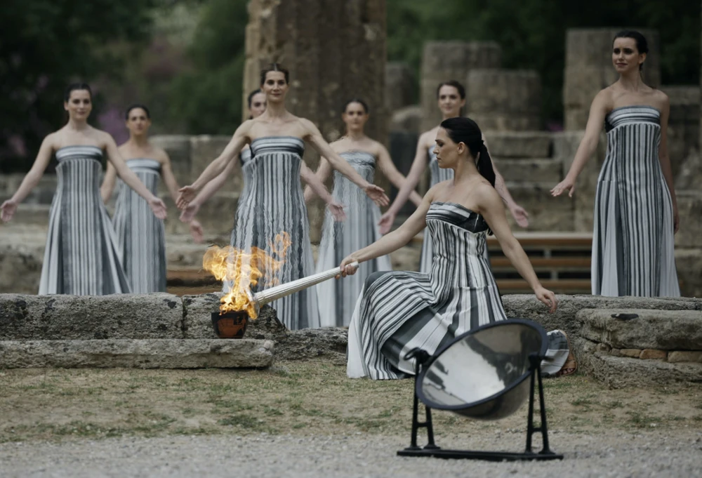 Các nữ diễn viên ballet xinh đẹp của Hy Lạp đóng vai các nữ thần lấy lửa từ mặt trời. Ảnh: Getty olympic