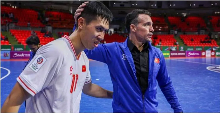 HLV Giustozzi nhận lời khuyên từ HLV Rodrigo là phải cải thiện khâu ghi bàn. Ảnh: AFC Raul Giustozzi.jpg