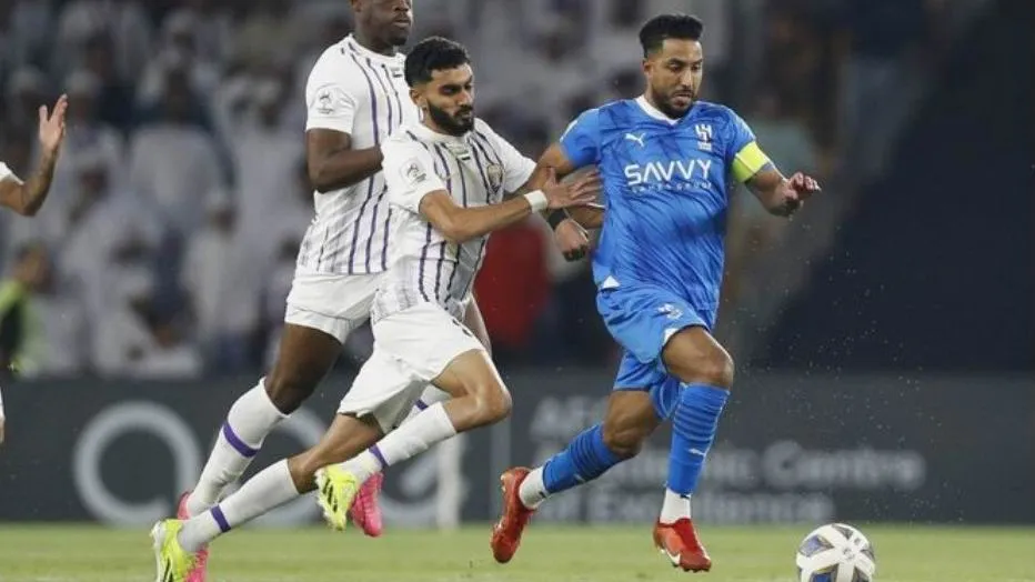 Al Ain (trắng) trong trận bán kết lượt đi, đánh bại Al Hilal 4-2. Ảnh: AFC Crespo-2.jpg