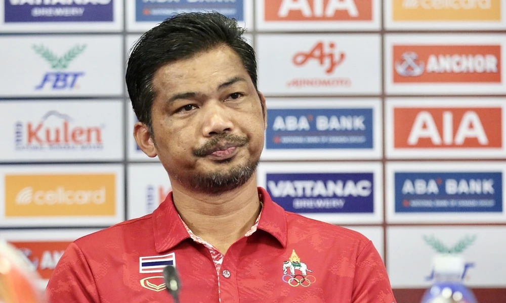 ...Trong khi HLV Issara Sritaro lạc quan về đội trẻ Thái Lan có một tương lai xán lạn. Ảnh: AFC Sritaro.jpg